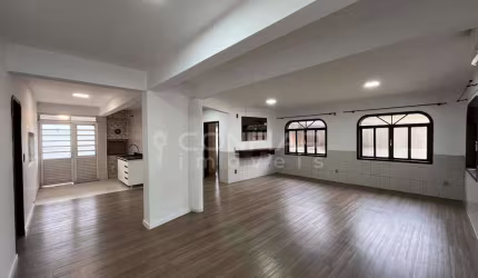 Casa piso superior com 5 quartos sendo 1 suíte no Iririu por R$5.500,00 + TAXAS