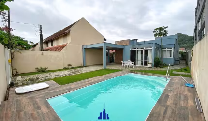 V321 Casa em Caiobá -Piscina e quatro dormitórios