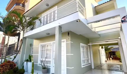 Linda e ampla casa com 3 suítes e piscina
