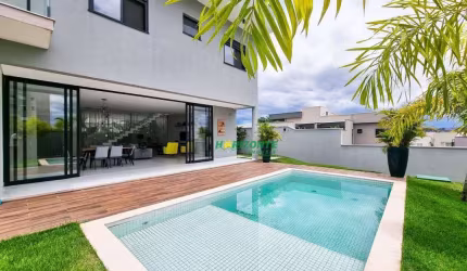 Casa à venda em Condomínio de alto padrão com 3 suítes, piscina  em São José dos Campos SP