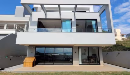 Casa Alto Padrão de 3 dorms., com 3 suítes 3 vagas à venda no João Paulo florianopolis