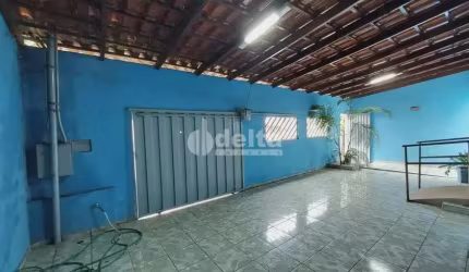 Ótima Casa à venda de 4 quartos e 2 vagas de garagem cobertas.