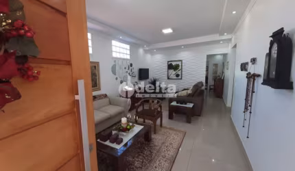 Casa residencial disponível para venda no bairro São Jorge em Uberlândia-MG