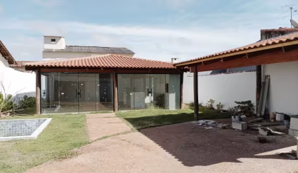 Excelente casa bem localizada no bairro SANTA MÔNICA