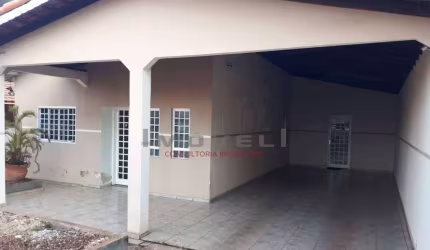 Casa Espaçosa com 3/4, 2 Suítes, Garagem p/ 3 Carros e Piscina
