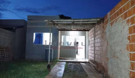 Casa Com 2/4 e Área de Serviço Coberta