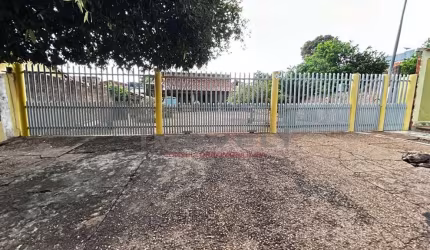 Ampla, arejada e com duas frentes! Casa à venda no Jardim Glória
