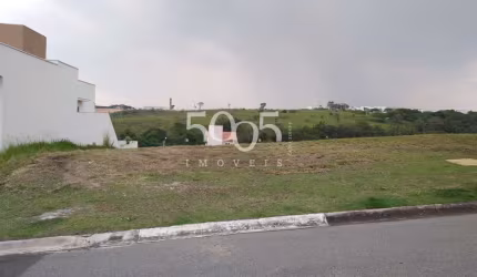 Terreno em aclive, ótima topografia para quem aprecia uma linda vista. Com 420m².