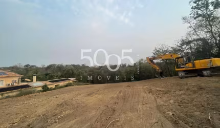 Excelente terreno à venda no condomínio Fazenda Vila Real com 3020m2 de área útil, em declive, com fundo para uma das áreas verdes do condomínio.