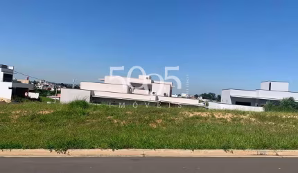 Terreno em declive com 361m2 de área total, em excelente localização dentro do condomínio.