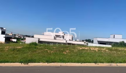 Terreno em declive com 361m2 de área total, em excelente localização dentro do condomínio.