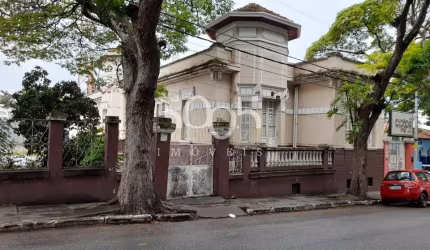 Casa que é um ícone na cidade de Itu, que, além de estar localizada em frente a uma linda e conhecida praça, tem um terreno excelente, amplo.