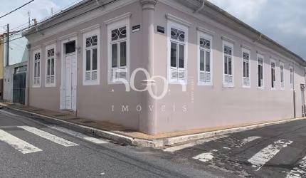 Casa imponente no Centro Histórico de Itu, totalmente restaurada, vidros belgas nas bandeiras das portas, pe direito de 4,20, ambientes diversos poden