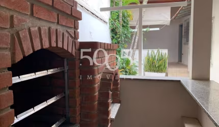 Casa no Centro à venda com excelente localização, ideal para ponto comercial. São 3 dormitórios, 2 banheiros, sala, cozinha, quintal