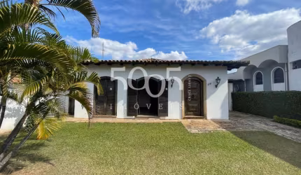 Linda casa colonial à venda no Centro de Itu com 190m² de área construída e 562m² de área total.