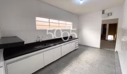 Excelente casa à venda no centro de Itu com 165m2 de construção e 142m2 de terreno. Conta com garagem coberta no térreo