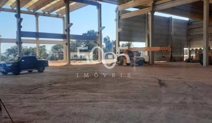 Galpão industrial à venda com 8.800m² de área construída em uma área total de 28000m². Com um pé direito alto de 12m.