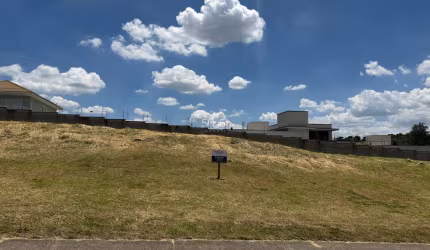 Terreno comercial com 12m de frente e 30m de comprimento (360m2), vagas de estacionamento, localização ótima, perto a condomínios de alto padrão