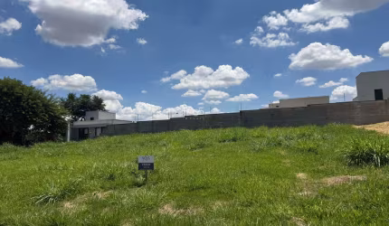 Terreno comercial com 12m de frente e 30m de comprimento (360m2), vagas de estacionamento, localização ótima, perto a condomínios de alto padrão
