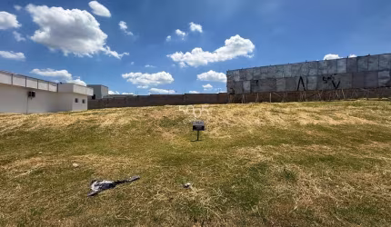 Terreno comercial com 12m de frente e 30m de comprimento (360m2), vagas de estacionamento, localização ótima, perto a condomínios de alto padrão