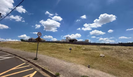 Terreno comercial com 12m de frente e 30m de comprimento (360m2), vagas de estacionamento, localização ótima, perto a condomínios de alto padrão