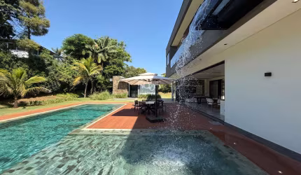 Casa à venda com 2012m² de terreno e 745m² de área construída, completamente mobiliada, cascata, sauna, academia, elevador e quadra de beach tennis.