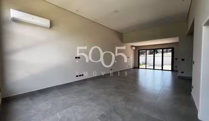 Casa térrea à venda no condomínio Saint Paul com 3 suítes, 210m² de área construída e 390m² de área total.