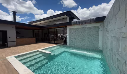 Venha se encantar com esta linda casa assinada por Ferraz Scutieri, completamente mobiliada e decorada!