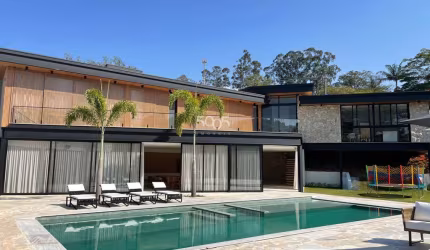 Casa de campo à venda no Cond. Terras de São José, 5 suítes, cinema, quadra, SPA, automação completa