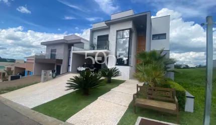 Casa mobiliada à venda no condomínio Vila dos Manacás, com 339m² de área construída, em uma área total de 360m².