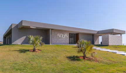 Projeto assinado pelo arquiteto Alexandre Chaguri com 2.406m2 de terreno e 618m2 de construção. Com luz e ventilação naturais, acabamentos italianos
