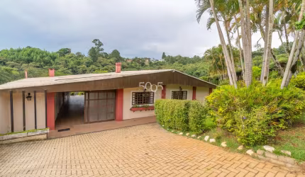 Chácara à venda no Condomínio Porta do Sol em Mairinque, com 238,70m² de área construída em 2.850m² de área total.