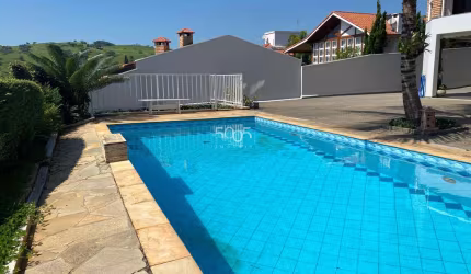 Casa à venda no Condomínio Campos de Santo Antônio, com 375m² construídos e 745,61m² de área total.
