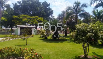 Casa térrea, totalmente mobiliada, possui 500 m2 de área construída, em um terreno de 2.000 m2. Localizada em uma das ruas mais tranquilas do Cond.