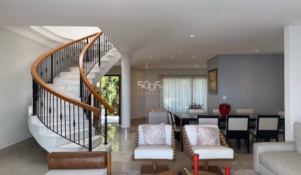 Linda casa à venda no condomínio Theodora com 512m2 de construção e 601m2 de terreno.