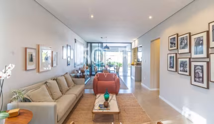 Casa semi- mobiliada à venda no condomínio Saint Paul com 270m² de área construída e 360m² de área total.