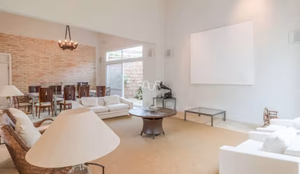 Reformada, 5 amplas suítes, sala de estar, sala de jantar, escritório, sala de tv, roupeiro grande, cozinha, copa e despensa. 2 suítes de serviço
