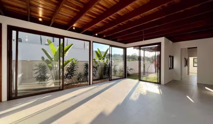 Casa térrea à venda no Condomínio Saint Paul em Itu, 3 suítes,  218m² de área construída e área total de 360m².
