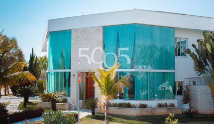 Casa à venda com 700m2 de área construída e 1100m² de área total.