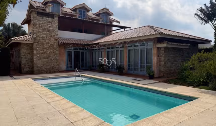 Linda casa à venda no condomínio Portal do Japy em Cabreúva com 525m² de área construída e 1000m² de terreno.