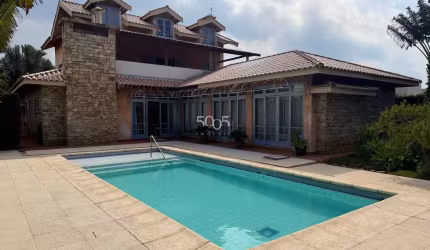 Linda casa à venda no condomínio Portal do Japy em Cabreúva com 525m² de área construída e 1000m² de terreno.