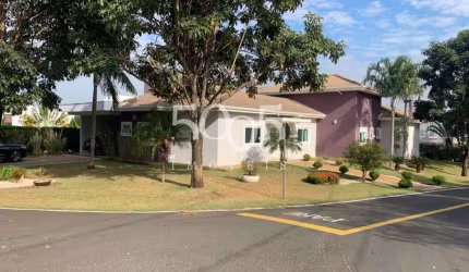 Linda casa térrea à venda no condomínio Monte Serrat em Salto com 336m2 de área construída e 1249m2 de terreno.