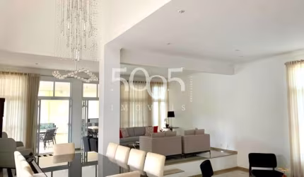 Linda e distinta casa no condomínio Jardim Theodora com 700m2 de construção e 905m2 de terreno.