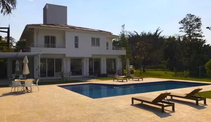 Belíssima casa à venda no Condomínio Terras de São José I com 850m² de área construída, sendo incríveis 4.500m² de terreno.