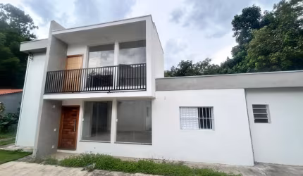 Casa a venda com 03 dormitórios sendo 01 suíte, 06 vagas na garagem em Suzano