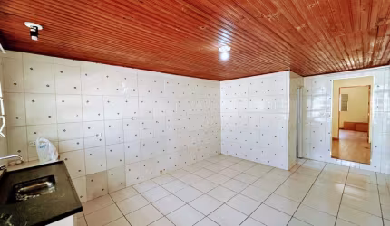 Linda casa térrea com 02 dormitórios, edicula e garagens para 03 veículos em Suzano