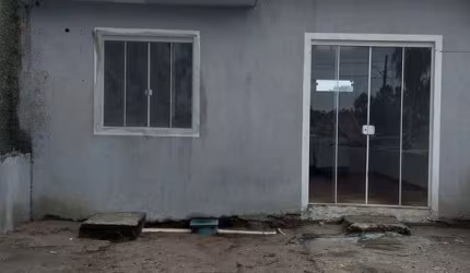 Casa sozinha com sobra de terreno na frente.