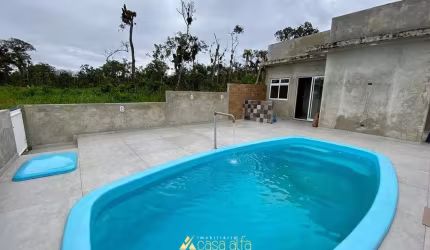Casa 02 dormitórios quintal amplo e piscina