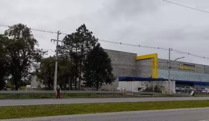 Terreno em em área comercial Praia de Leste