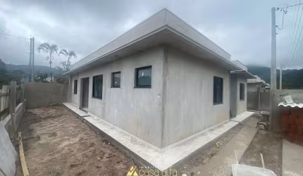 Casa de esquina com 3 quartos e suíte no Tabuleiro